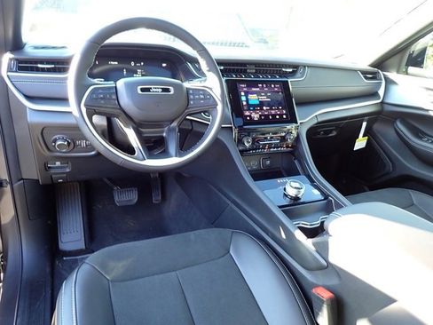 New 2025 Jeep Grand Cherokee Altitude image 12