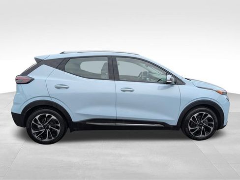 Used 2023 Chevrolet Bolt EUV Premier w/ Sun & Sound Package FWD image 8