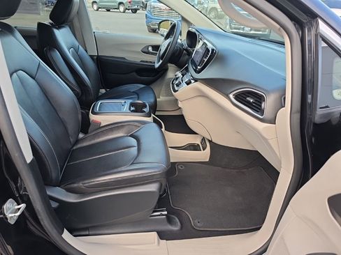 Used 2024 Chrysler Pacifica Touring-L FWD image 32