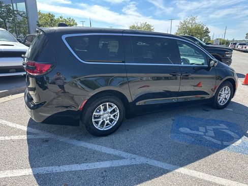 New 2026 Chrysler Pacifica Select image 33