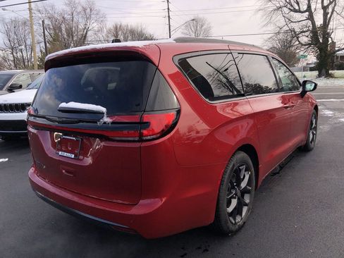 New 2026 Chrysler Pacifica Select image 13