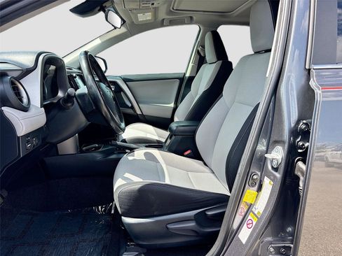 Used 2018 Toyota RAV4 XLE FWD image 20