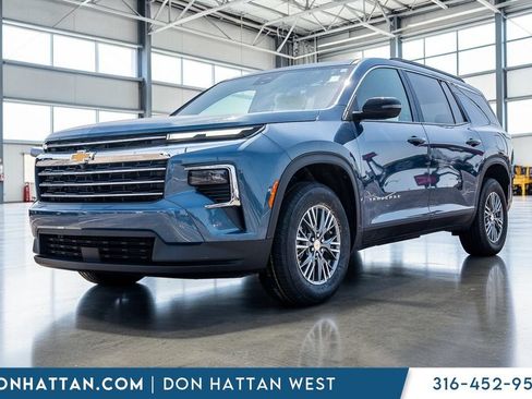 Used 2025 Chevrolet Traverse LT FWD image 1