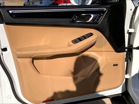 Used 2018 Porsche Macan S image 21