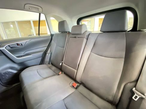Used 2021 Toyota RAV4 LE AWD/4WD image 24