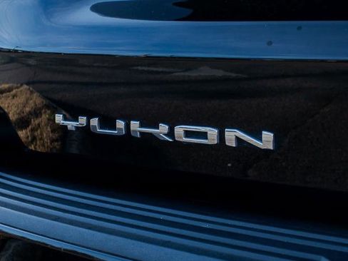 Used 2023 GMC Yukon AT4 w/ Technology Package image 11