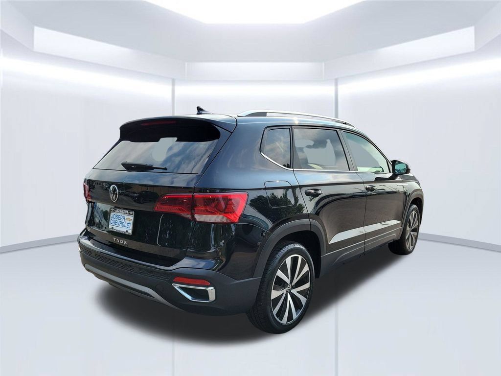 Used 2024 Volkswagen Taos SE FWD image 4