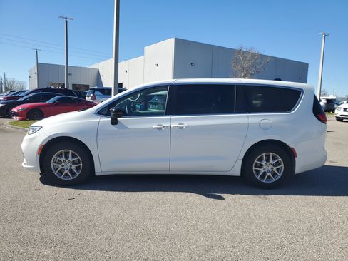 Used 2024 Chrysler Pacifica Touring-L FWD image 8