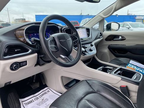 Used 2023 Chrysler Pacifica Limited image 10