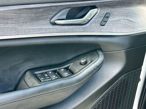 Used 2024 Jeep Grand Cherokee Limited w/ Black Appearance Package image 18