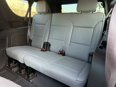 Used 2023 GMC Yukon XL SLT image 5