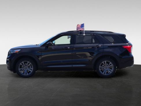 Used 2023 Ford Explorer XLT w/ Equipment Group 202A AWD/4WD image 8