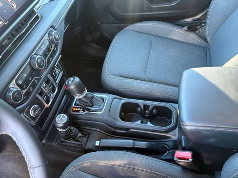 Used 2025 Jeep Wrangler Unlimited Sahara AWD/4WD image 41