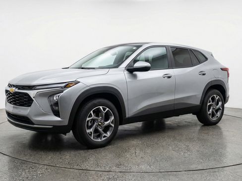 Used 2025 Chevrolet Trax LT image 3