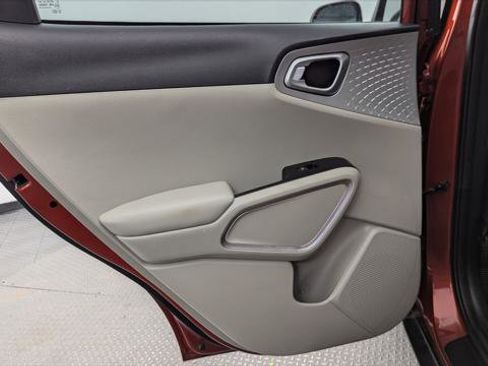 Used 2020 Kia Soul LX image 16