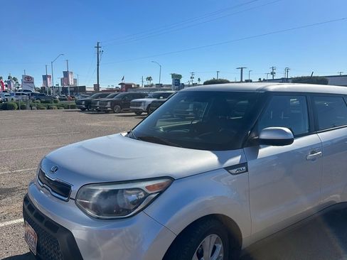 Used 2015 Kia Soul + image 4
