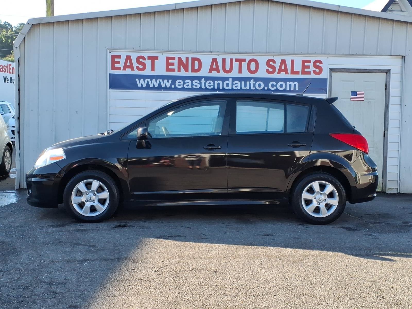 Used 2011 Nissan Versa Hatchback w/ Navigation/Satellite Pkg FWD image 2
