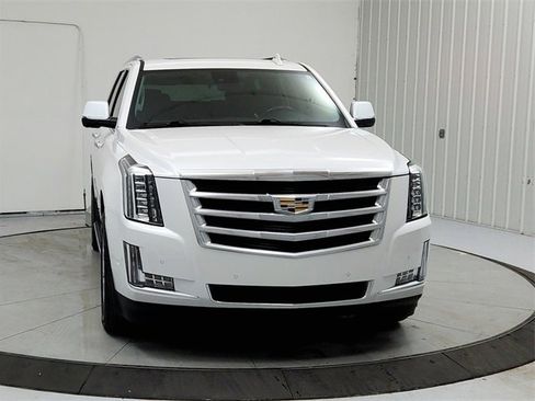 Used 2020 Cadillac Escalade Luxury image 2