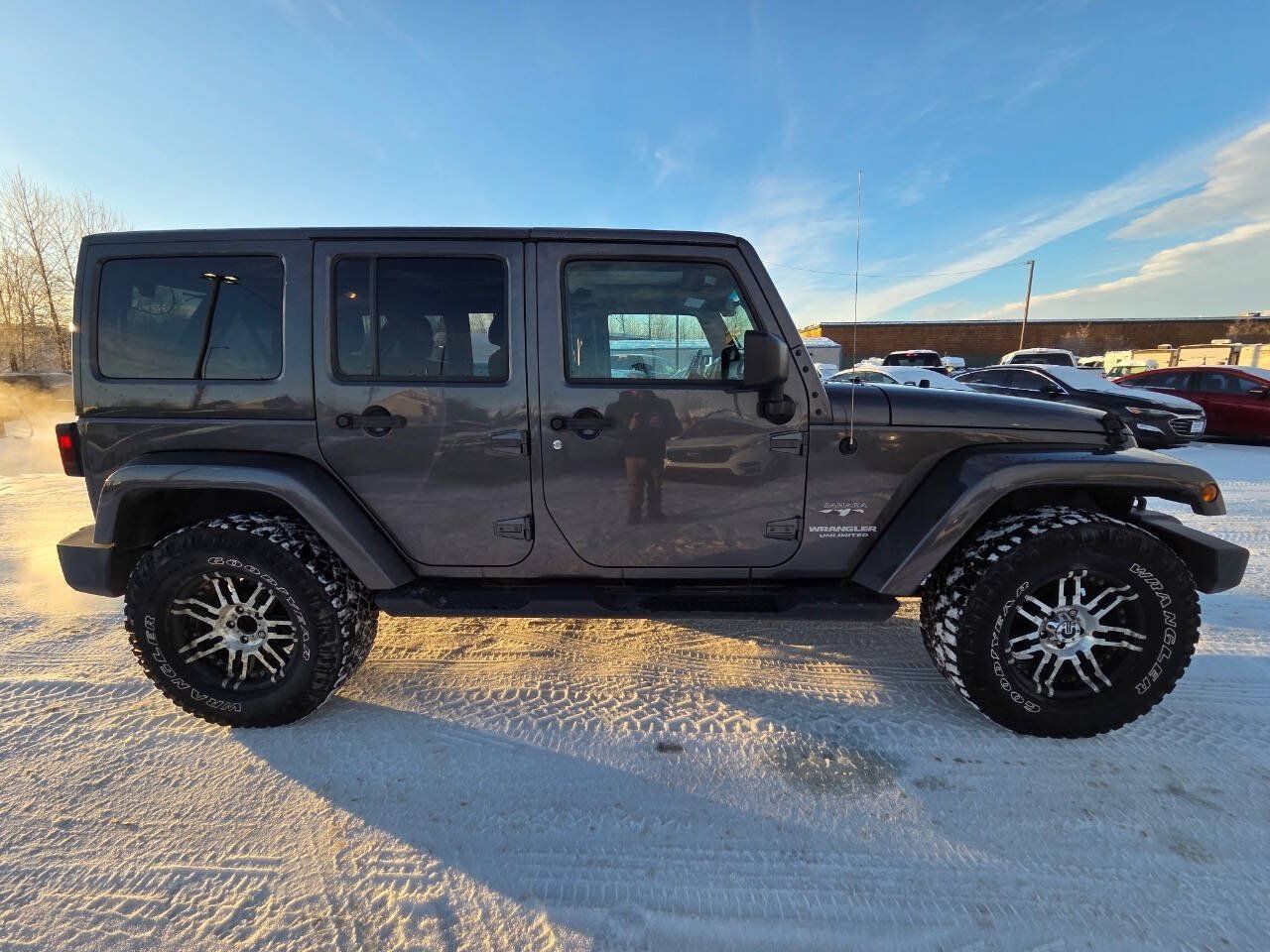 Used 2017 Jeep Wrangler Unlimited Sahara w/ Connectivity Group AWD/4WD image 16