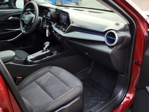 Used 2025 Chevrolet Trax LS w/ LS Convenience Package image 9