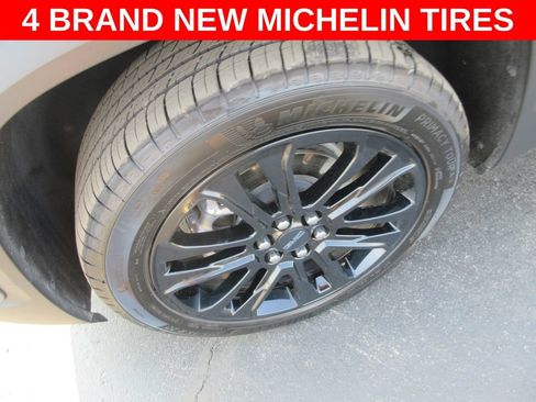 Certified 2022 GMC Acadia SLT w/ Elevation Edition FWD image 3