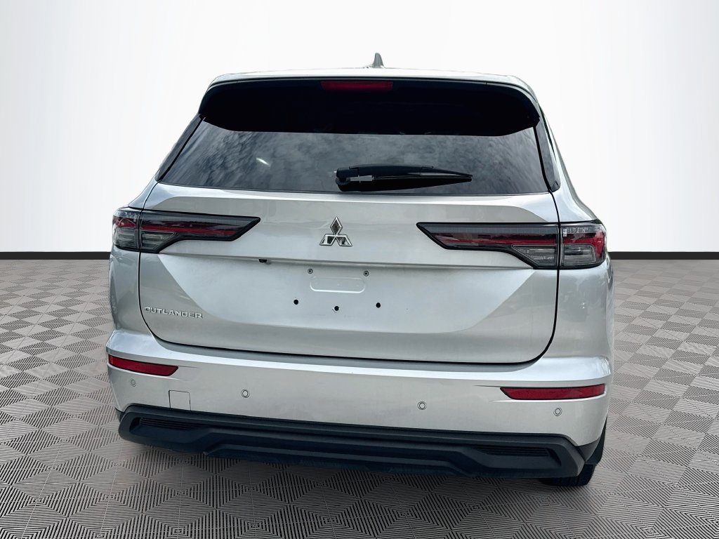 Used 2025 Mitsubishi Outlander ES FWD image 7