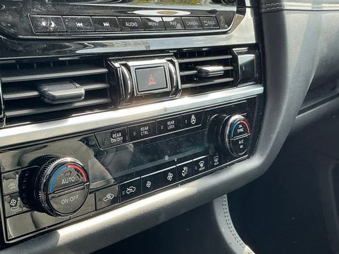 Used 2025 Nissan Pathfinder Platinum image 10