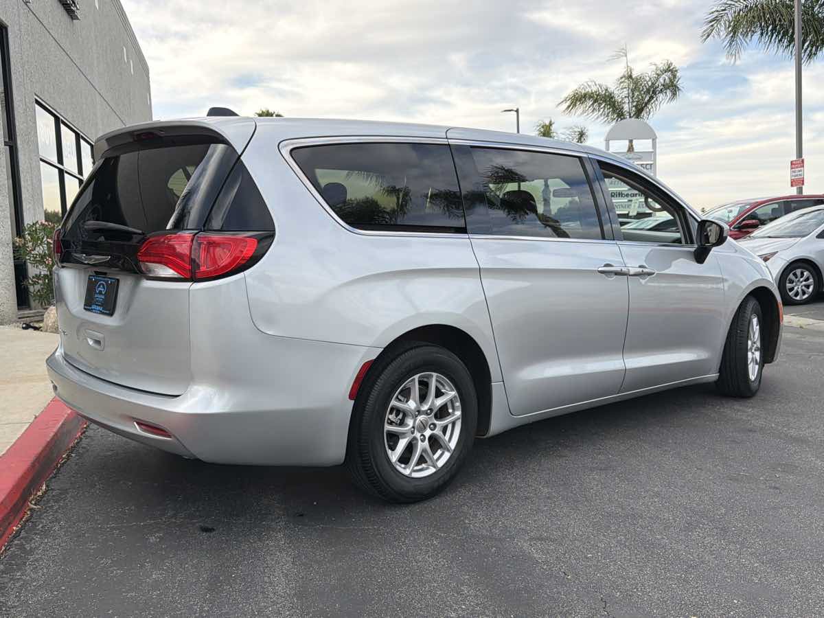 Used 2022 Chrysler Voyager LX FWD image 4