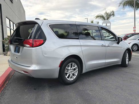 Used 2022 Chrysler Voyager LX FWD image 4