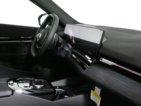 Used 2026 BMW 530i xDrive w/ Premium Package image 34