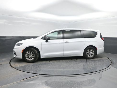 Used 2024 Chrysler Pacifica Touring-L image 1