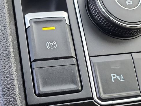 Used 2023 Volkswagen Atlas SE image 24