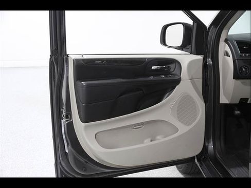 Used 2016 Dodge Grand Caravan American Value Package FWD image 4