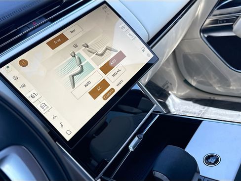 New 2026 Land Rover Range Rover Long Wheelbase SE image 28