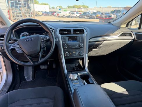 Used 2017 Ford Fusion SE FWD image 9