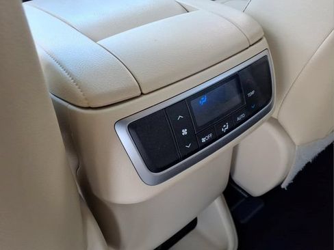 Used 2019 Toyota Highlander XLE AWD/4WD image 19