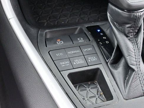 Used 2022 Toyota RAV4 XLE AWD/4WD image 19