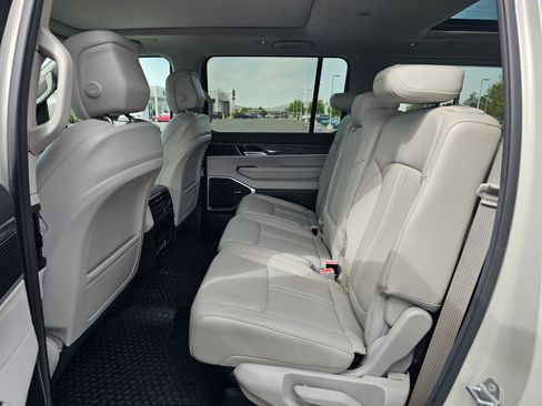 Used 2022 Jeep Wagoneer Series II w/ Premium Group I AWD/4WD image 17