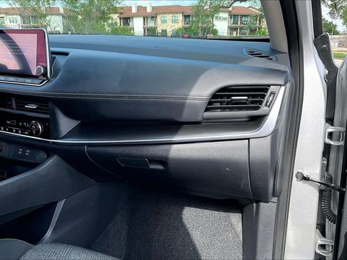 Certified 2025 Nissan Rogue SV FWD image 19