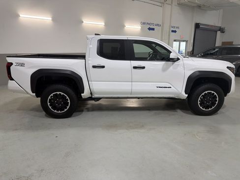 Used 2025 Toyota Tacoma TRD Off-Road AWD/4WD image 10