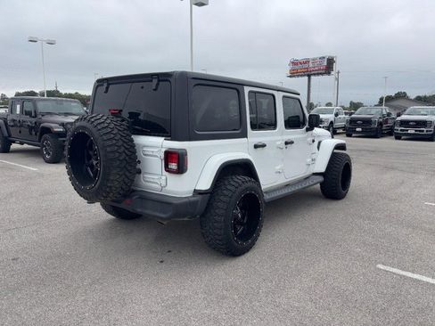 Used 2019 Jeep Wrangler Unlimited Sahara image 3