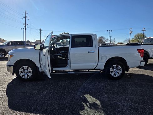 Used 2019 Nissan Titan SV w/ SV Convenience Package image 9