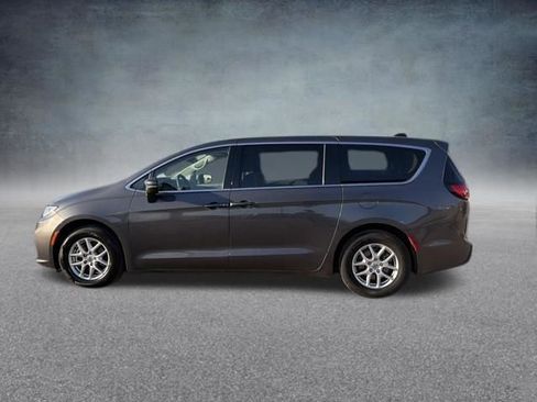 Used 2023 Chrysler Pacifica Touring-L image 10
