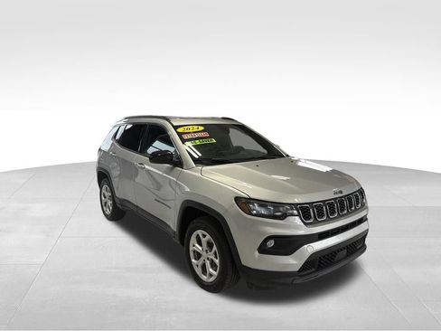 Used 2024 Jeep Compass Latitude AWD/4WD image 8
