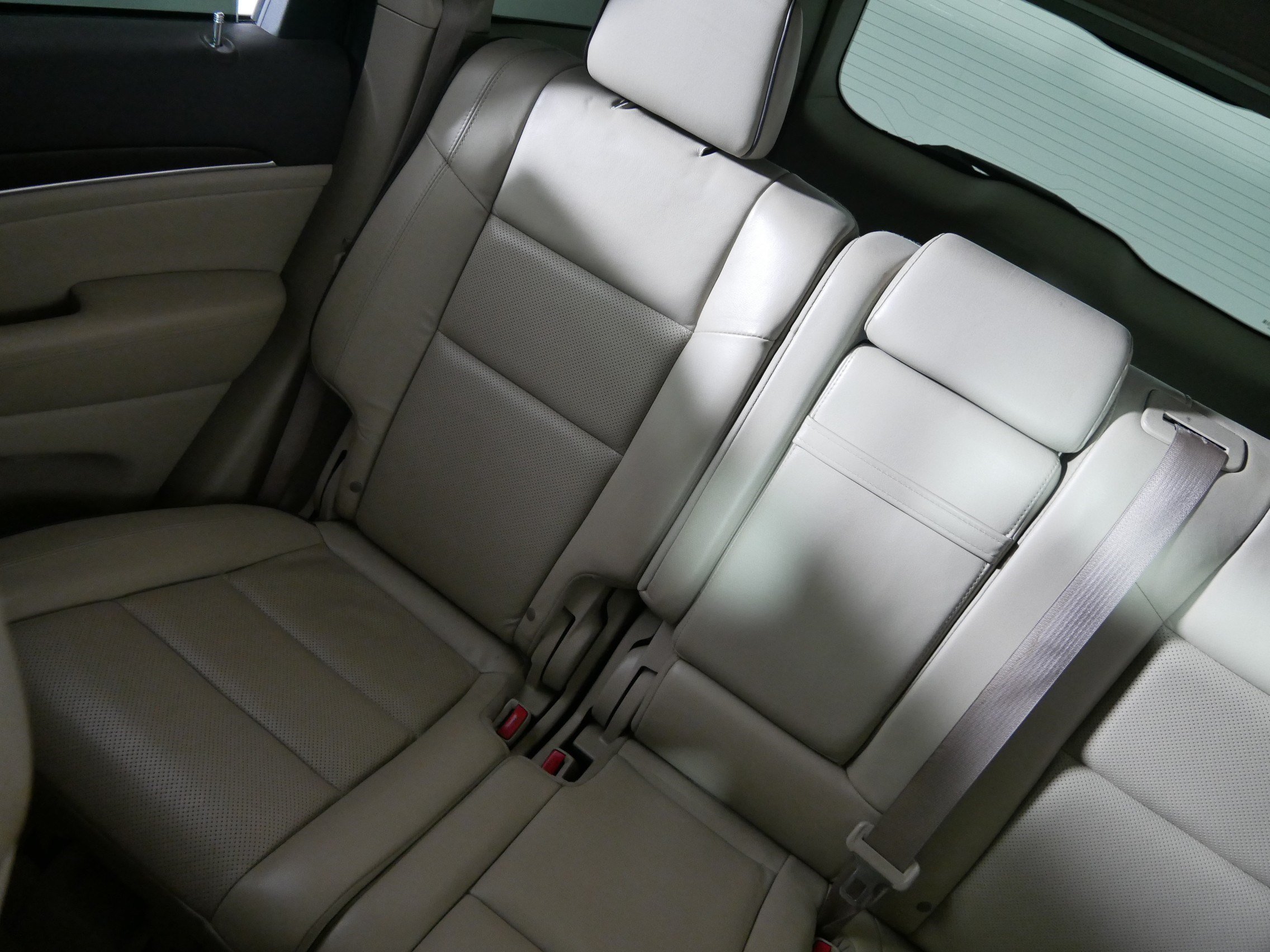 Used 2015 Jeep Grand Cherokee Overland w/ Advanced Technology Group AWD/4WD image 12