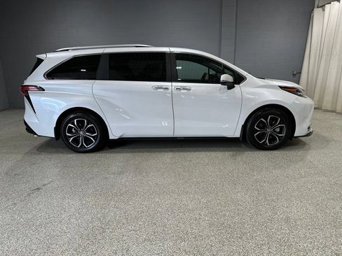 Certified 2025 Toyota Sienna Platinum AWD/4WD image 3