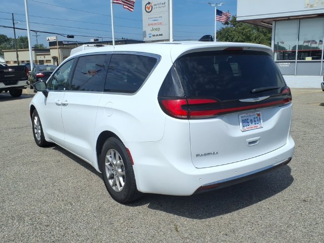 Used 2024 Chrysler Pacifica Touring-L FWD image 7