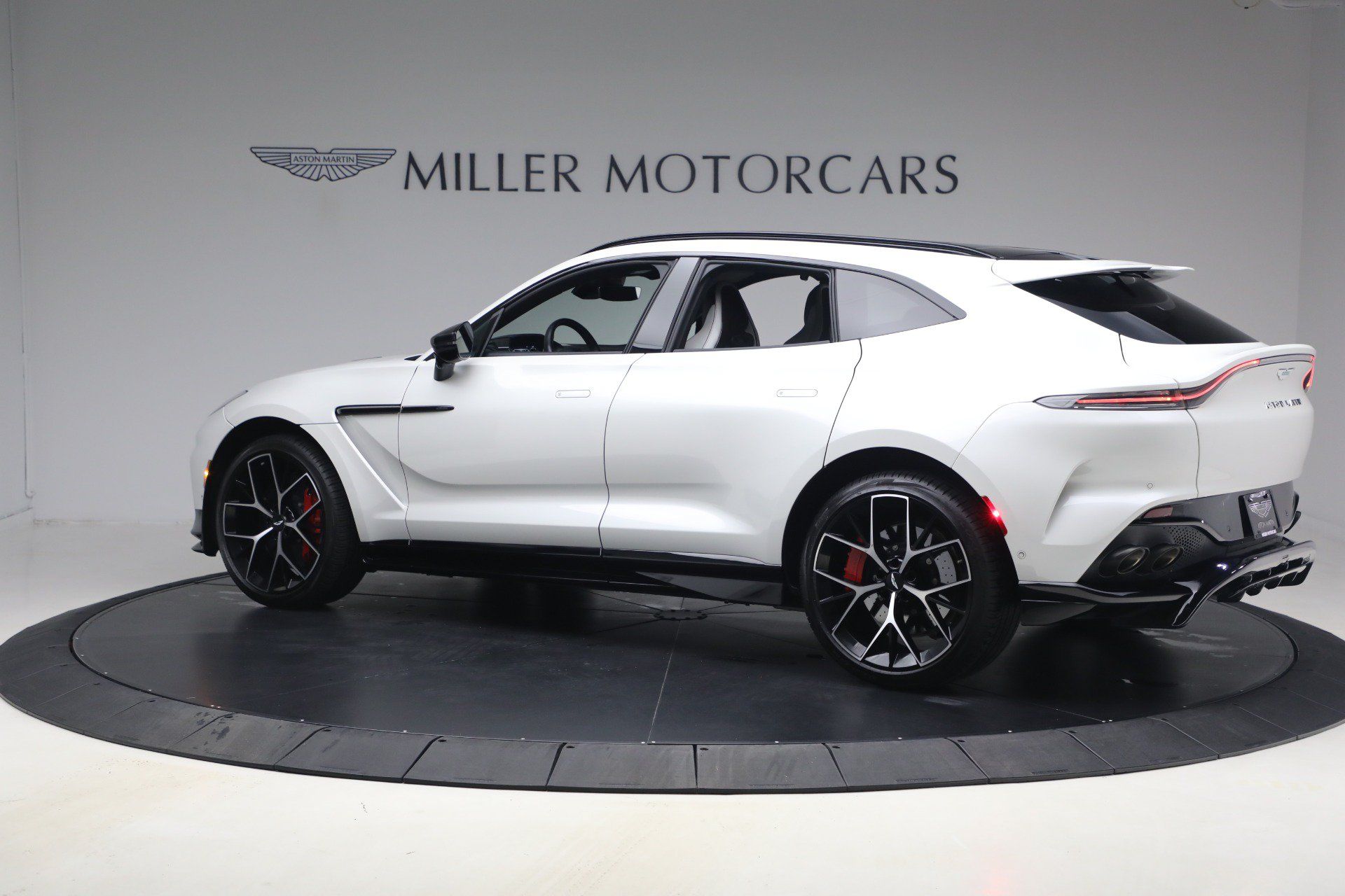 Used 2025 Aston Martin DBX 707 AWD/4WD image 4