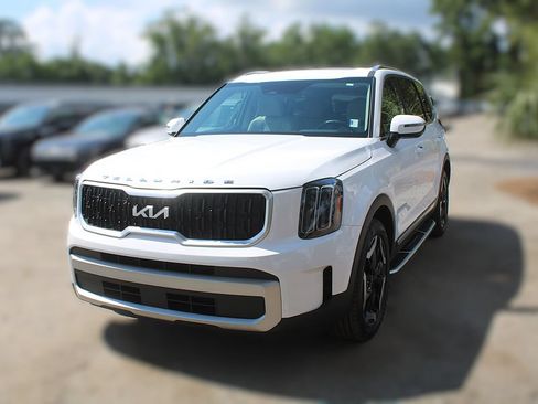 Used 2024 Kia Telluride EX w/ EX Captain's Chair Package FWD image 17