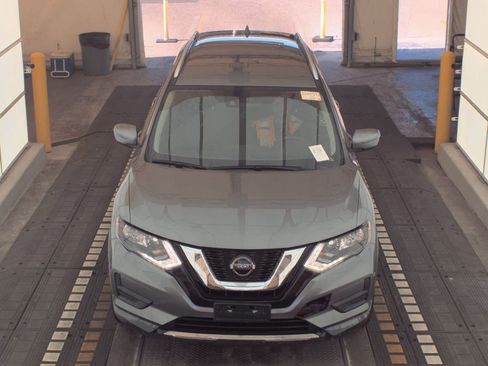 Used 2020 Nissan Rogue SV image 2